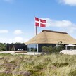 Skønt sommrhus beliggende ved havet. Se her udefra med KRONE vinduer, glashjørner og skydedøre.